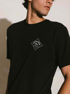 Camiseta Hibiscus e Planks da Greenish, modelo preto, confortável e estilosa, ideal para surfistas e ambientes descontraídos.