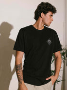 Camiseta hibiscus preta da Greenish, confortável e versátil, ideal para o surf e momentos descontraídos.