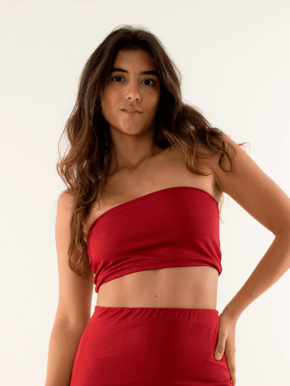 Modelo usando top vermelho da Greenish, parte de cima do conjunto TOP GRETA - VERMELHO, estilo moderno e confortável.