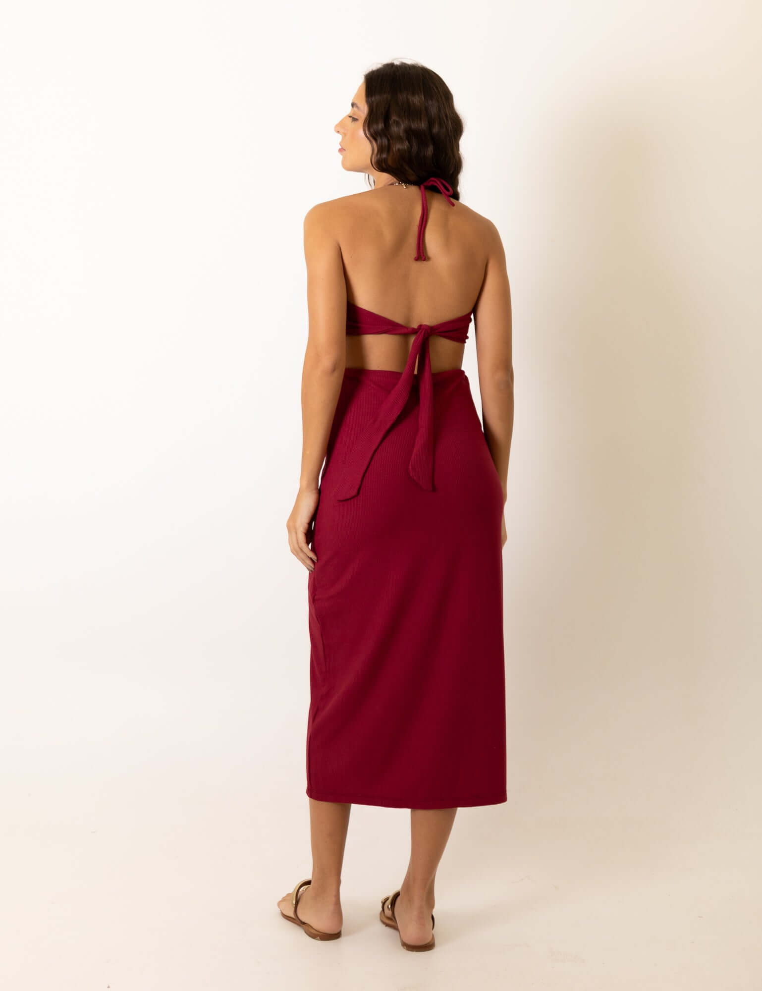 Vestido Curto Midi Colors - Vermelho Escuro da marca Greenish vista traseira, destacando design elegante e cor marcante.