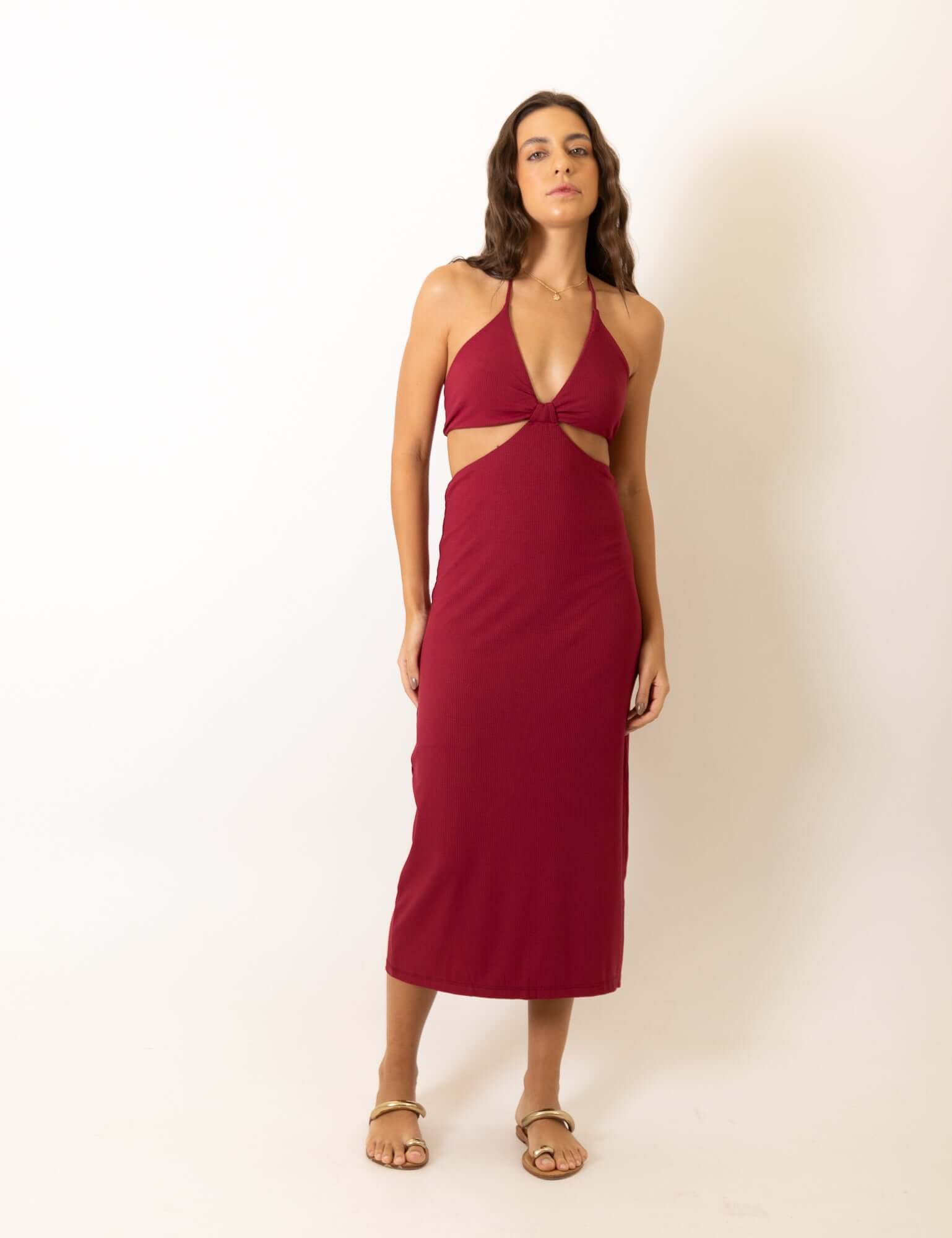 Mulher usando Vestido Curto Midi Colors - Vermelho Escuro da marca Greenish, destacando elegância e estilo.