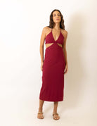 Mulher usando Vestido Curto Midi Colors - Vermelho Escuro da marca Greenish, destacando elegância e estilo.