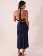 Vestido Longo Breeze - Azul Marinho em modelagem evasê, com decote em V e tecido flexível, perfeito para momentos ao ar livre.