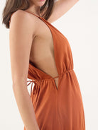 Vestido Longo Gaia Telha da Greenish com alcinhas ajustáveis e amarração nas costas, tecido macio e fluido para elegância e liberdade.