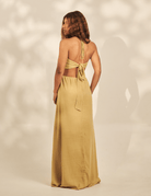Alt Tag: Vestido Longo Vazado Alyssa - Amarelo da Greenish, modelo longo com recorte nas costas e amarração, tecido leve e caimento solto