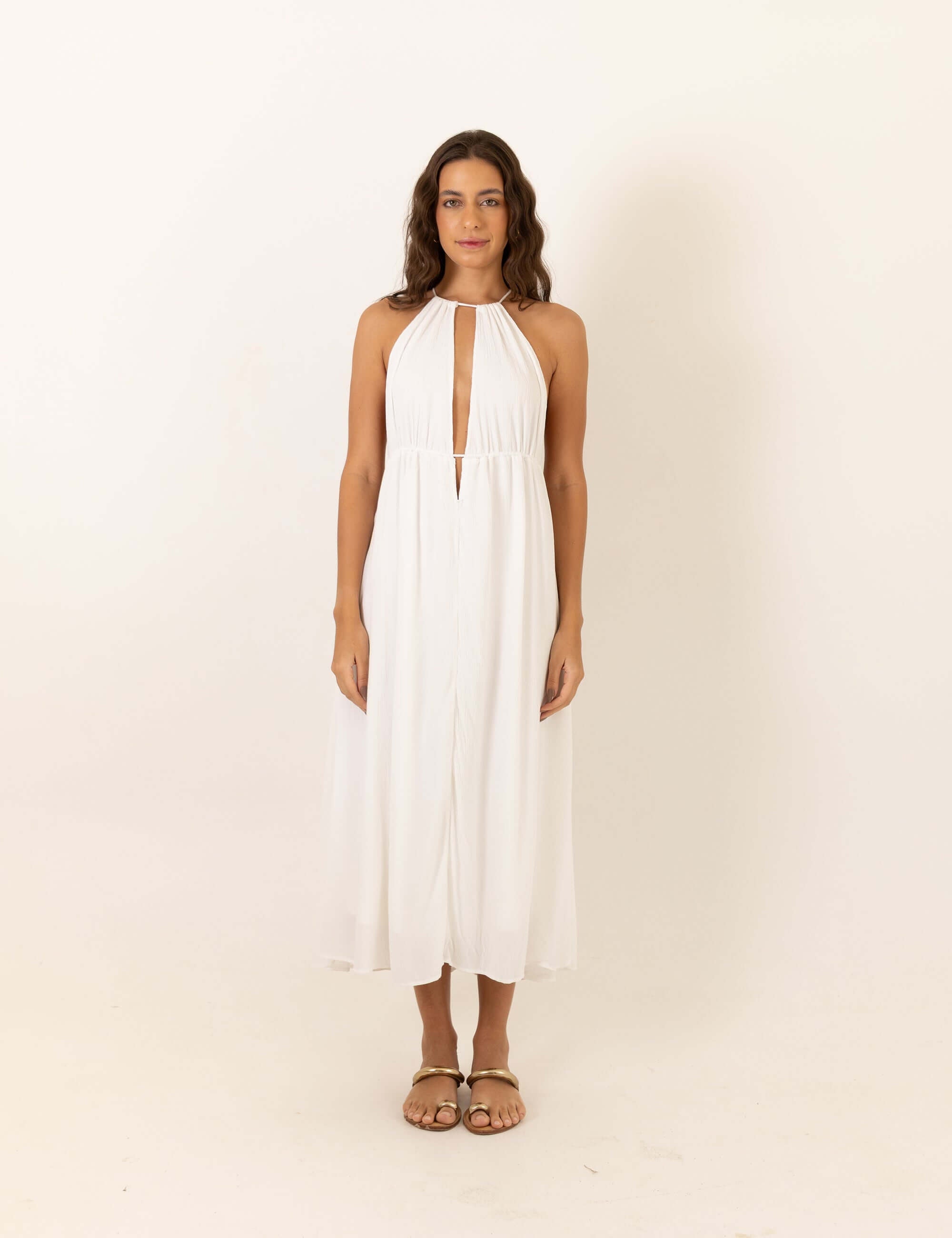 Woman wearing Greenish Vestido Midi Felinni - Off White, a stylish and elegant white midi dress perfect for summer occasions.