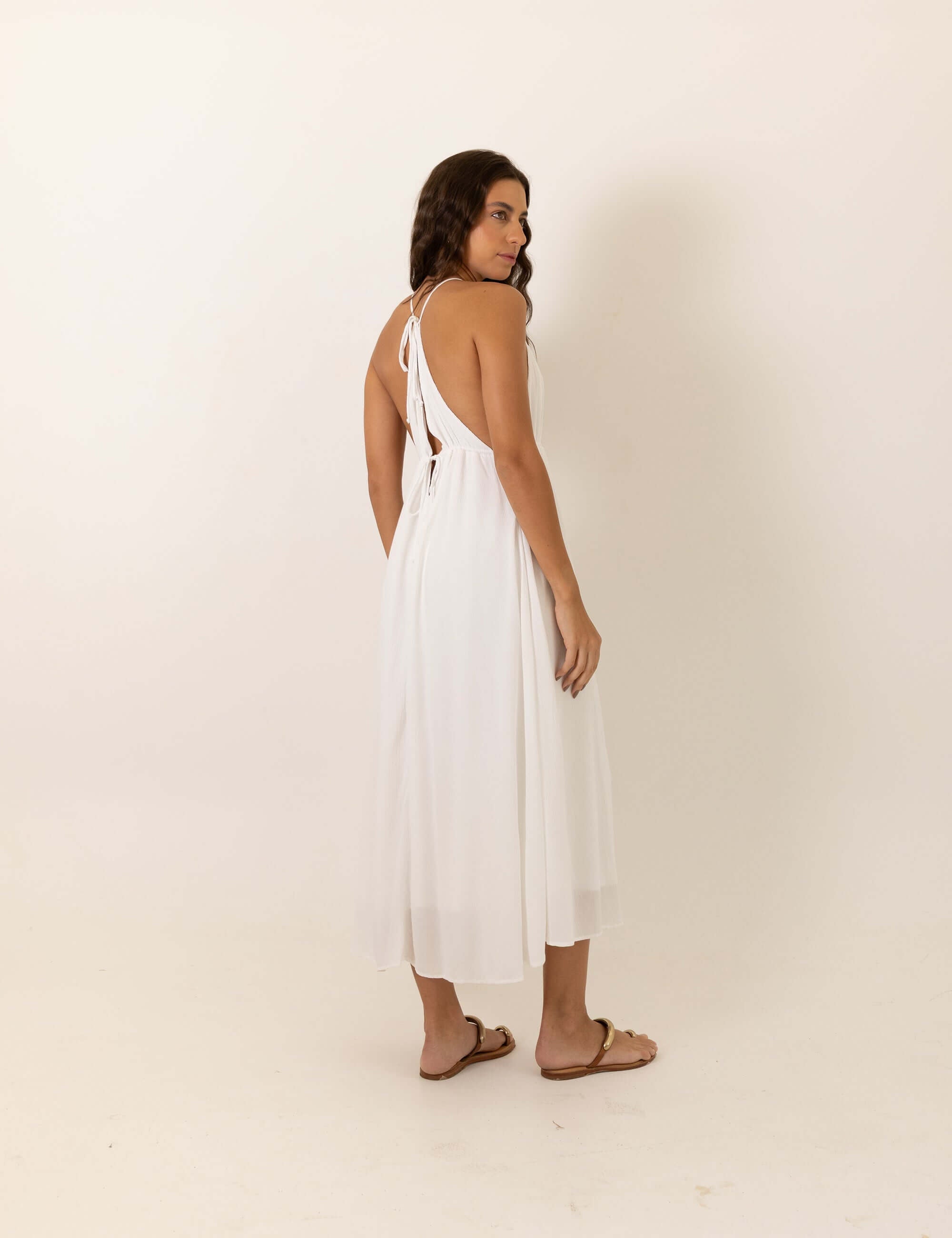 Greenish Vestido Midi Felinni - Off White em exibição em modelo, destacando estilo elegante e moderno. Ideal para ocasiões especiais.