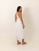 Greenish Vestido Midi Felinni - Off White em exibição em modelo, destacando estilo elegante e moderno. Ideal para ocasiões especiais.