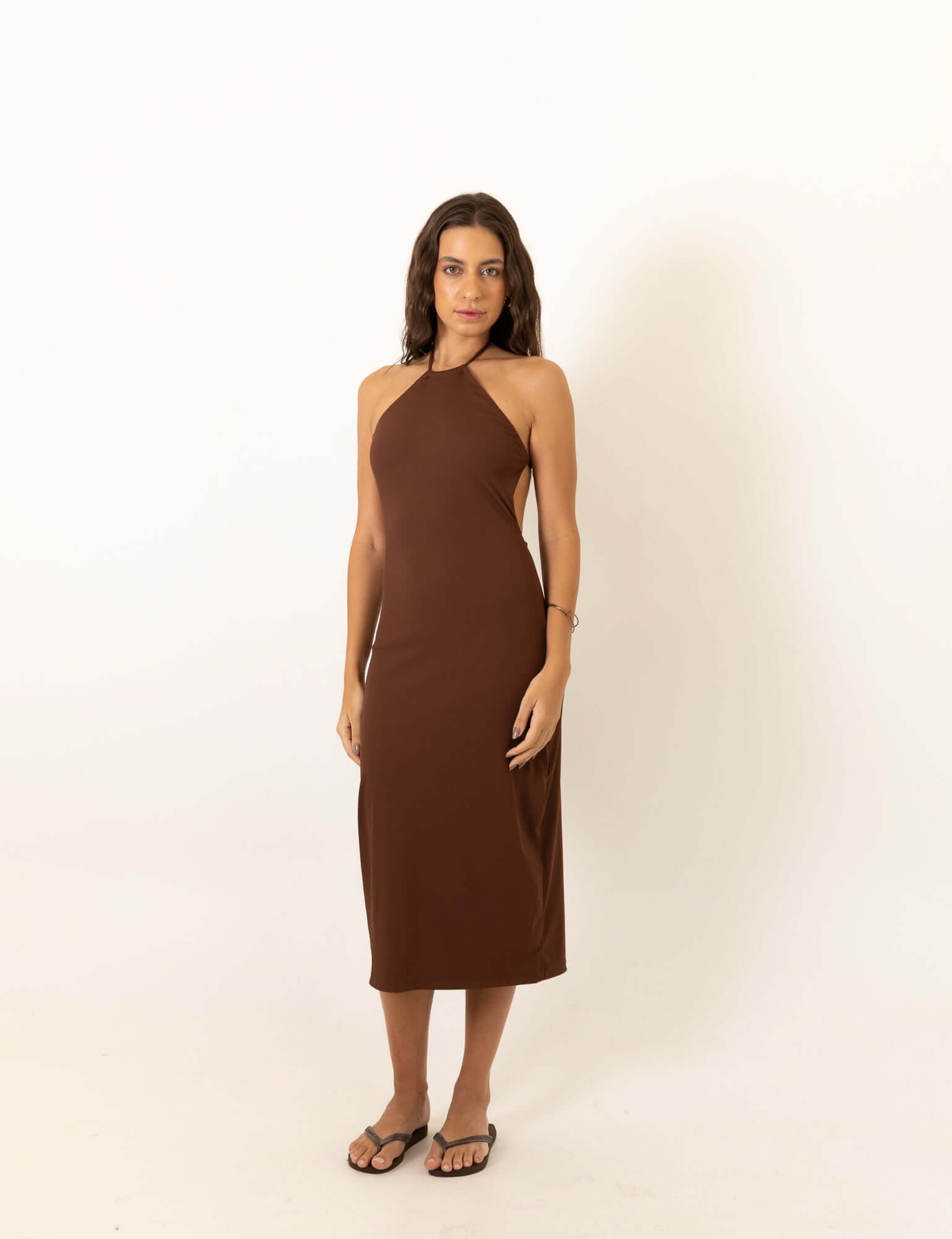 Greenish Vestido Midi Frente Unica Canelado - Chocolate worn by a model, showcasing the elegant design and brown hue.