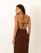 Modelo usando Vestido Midi Frente Unica Canelado - Chocolate da marca Greenish, visto de costas, destacando design e material canelado.