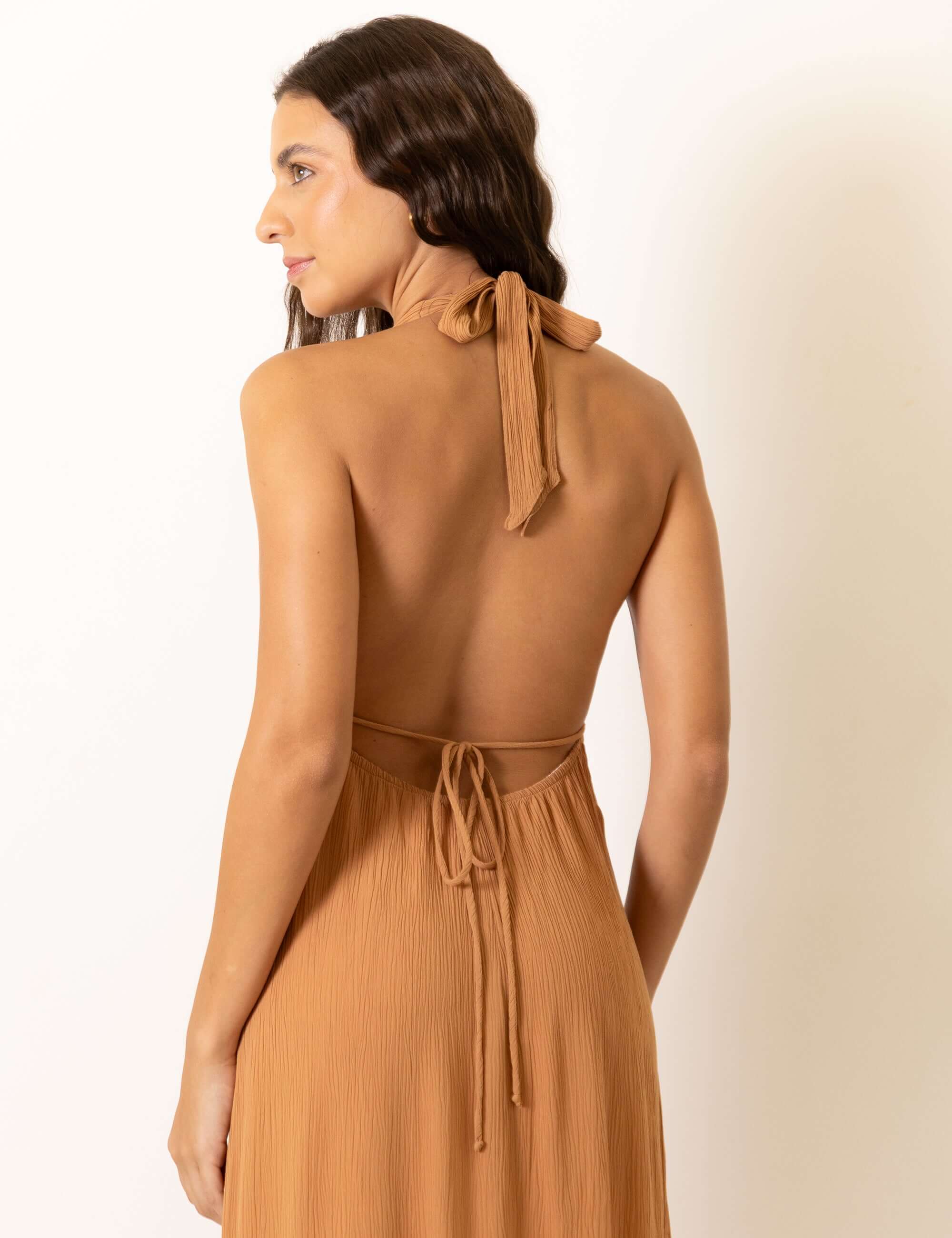 Greenish Vestido Midi Halter Neck Lille - Bege, vista traseira do vestido mostrando detalhes do laço no pescoço.