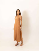 Greenish Vestido Midi Halter Neck Lille - Bege, elegant beige dress with halter neckline.