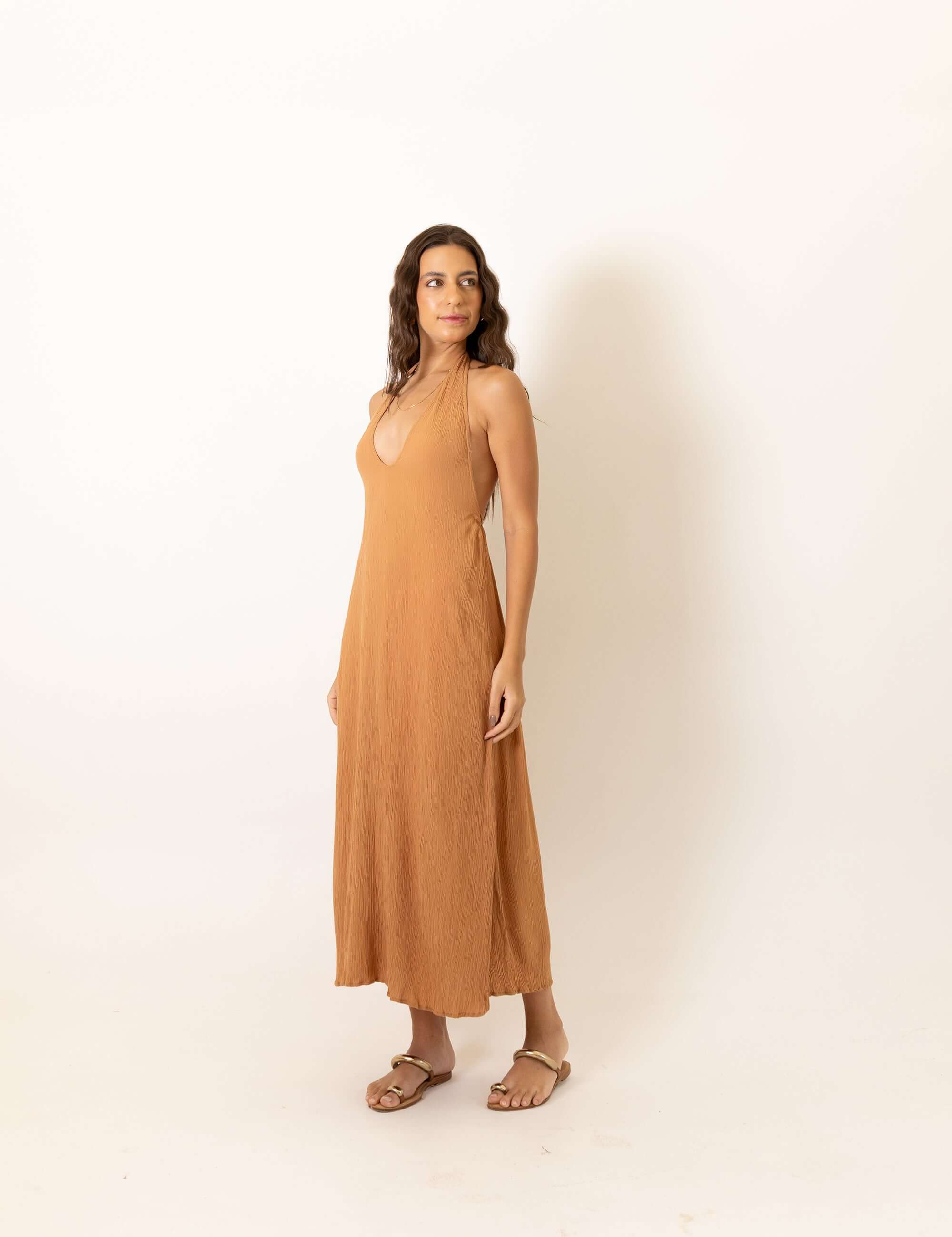 Greenish Vestido Midi Halter Neck Lille - Bege, elegant beige dress with halter neckline.