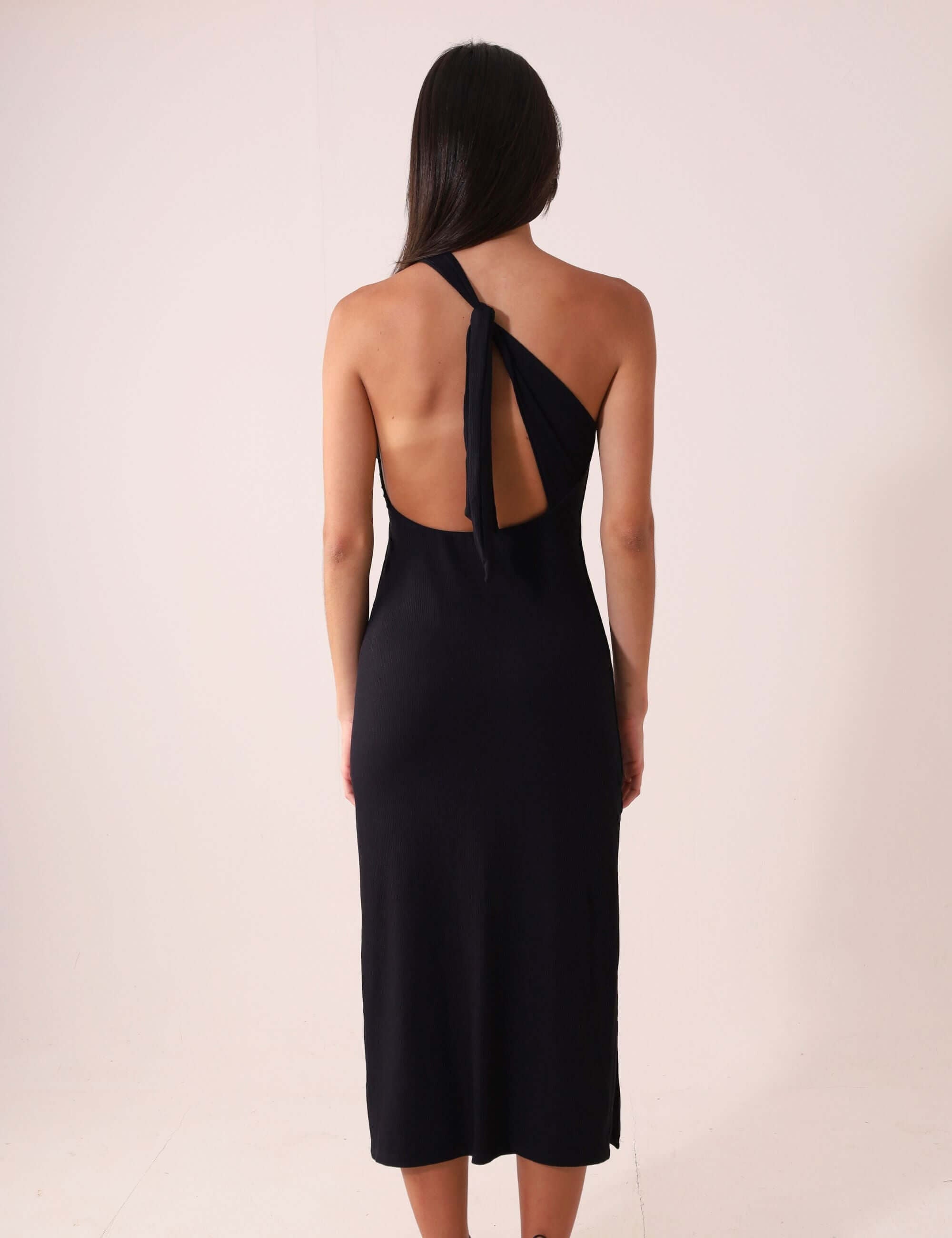 Vestido Monique - Preto, design midi de um ombro só com amarração dupla e fendas laterais, destacando a silhueta com elegância.