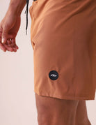 BOARDSHORT CLASSIC TRUNK ESSENCIAL - CAQUI por Greenish, modelagem anatômica com bolso funcional, ideal para praia e rua.