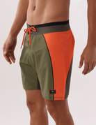 Bermuda Greenish Adventure Outdoor Verde com detalhes laranja, ideal para atividades ao ar livre. Conforto e estilo garantidos.
