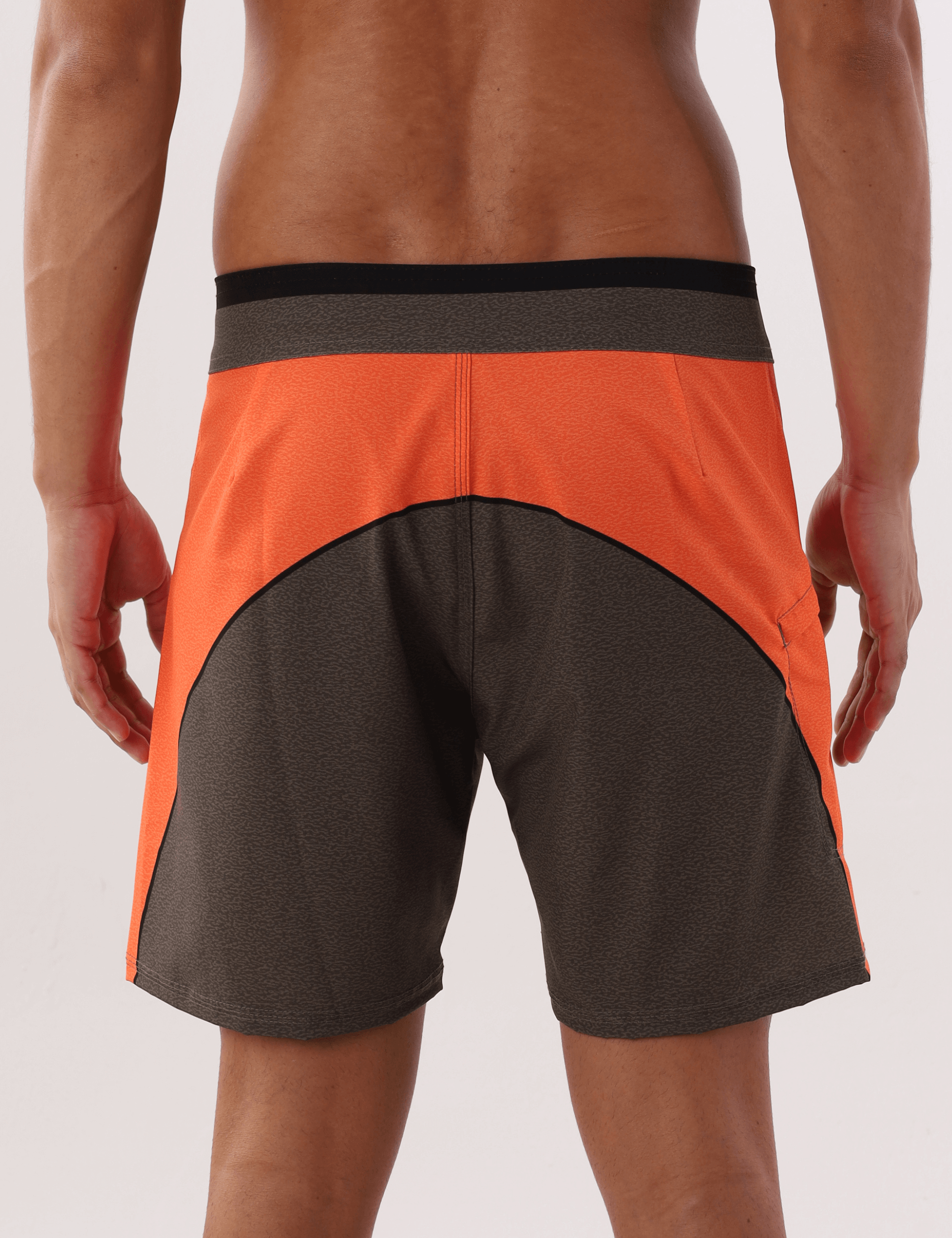Calções masculinos Boardshort Outdoor Adventures Verde por Greenish, vista traseira. Ideal para aventuras ao ar livre. Conforto e estilo.