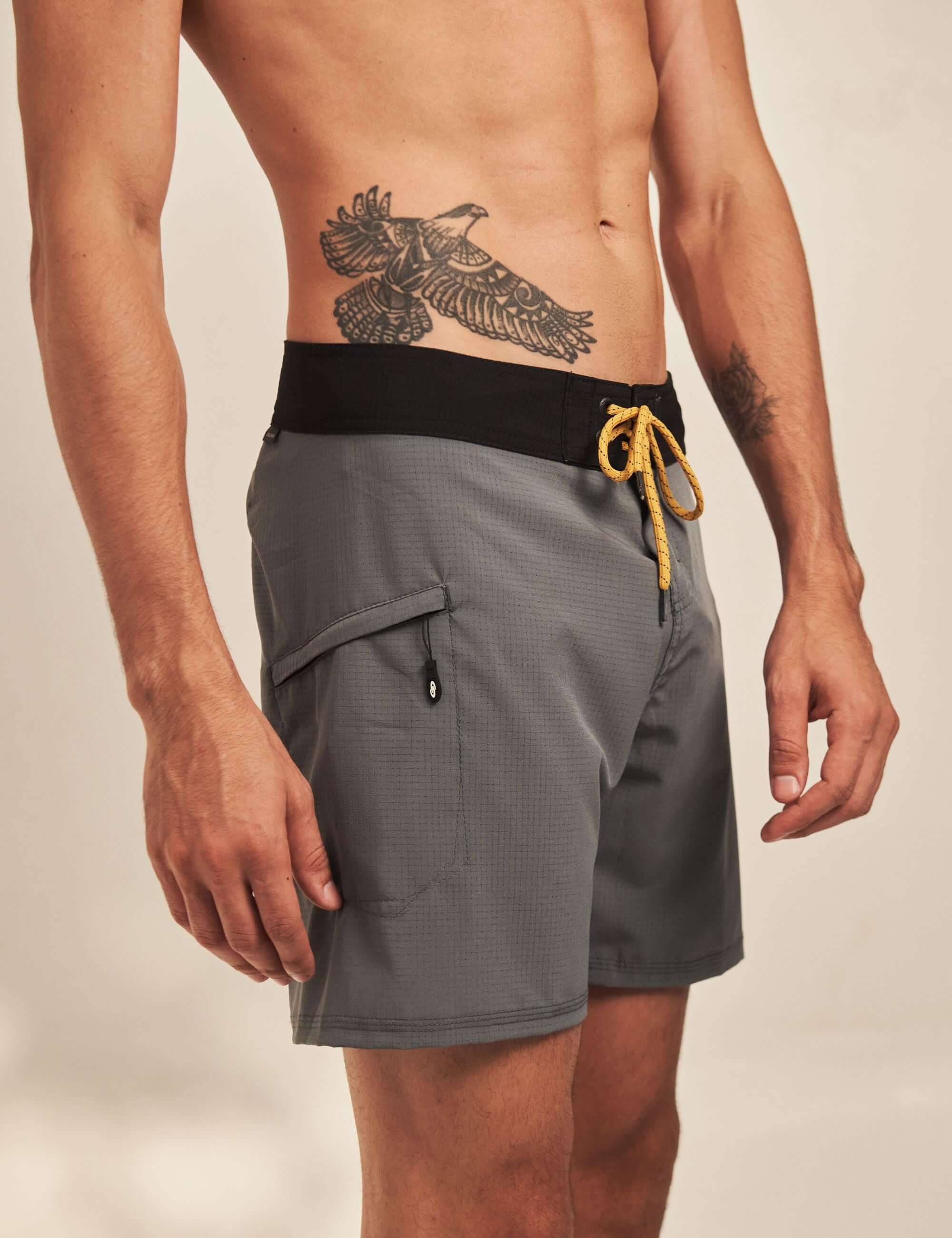 Boardshort Sunset - Grafite da Greenish em Rip Stop com cós anatômico, bolso com zíper e cadarço amarelo, ideal para mar e cidade