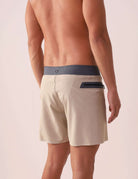 Greenish Boardshort Ultralight II Color - Caqui com bolsos zíper, ideal para surfe e pós-praia. Conforto e estilo para atividades ao ar livre.