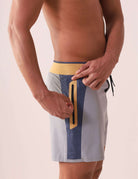 Boardshort Ultralight II Sunset - Cinza da Greenish, versátil com bolso zíper embutido, ideal para praia e uso diário.