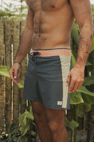 Homem usando BOARDSHORTS ULTRALIGHT II SUNSET - PRETO da marca Greenish, destacando sua modelagem ultraleve e recortes sem costura.