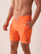 Homem vestindo BOARDWALK CLASSIC TRUNK VINTAGE - LARANJA da Greenish, estilo retrô com desempenho moderno e costura contrastante.