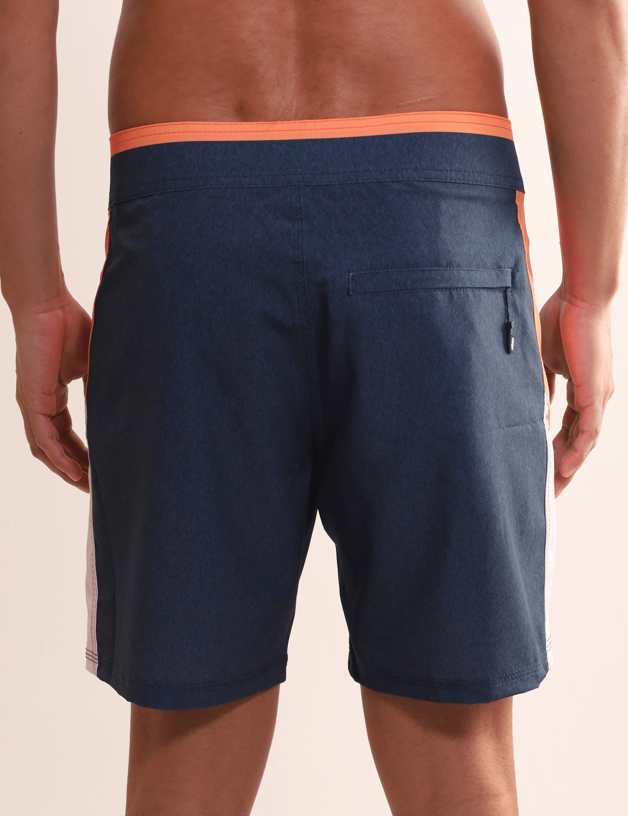 Bermuda azul marinho Boardwalk Healing Rays da Greenish, com modelagem versátil e tecido leve para um visual casual litorâneo.