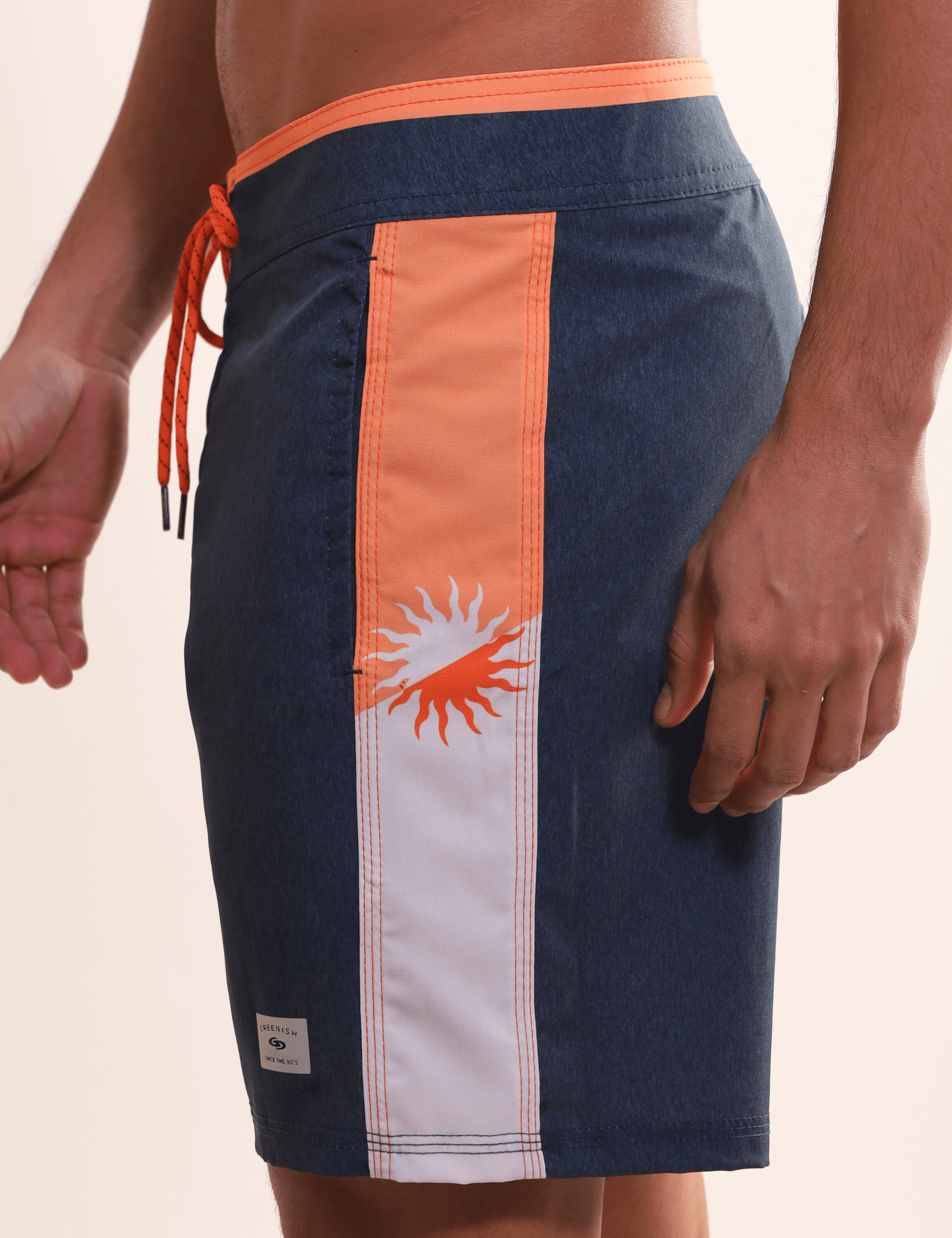Bermuda Boardwalk Healing Rays Azul Marinho da Greenish em tecido leve, ideal para um visual casual litorâneo, detalhe laranja e branco.