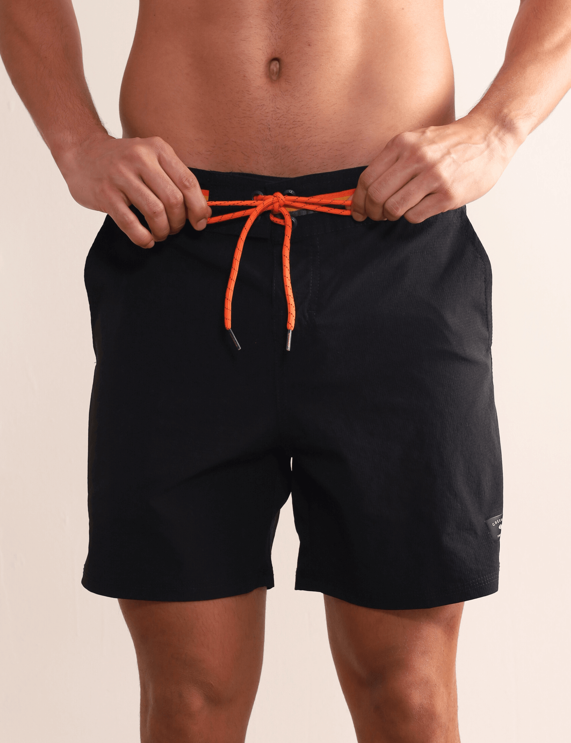 Shorts Boardwalk Outline Backoutdoor Preto Greenish com listras vibrantes, ideal para passeios e encontros, oferecendo conforto e estilo.