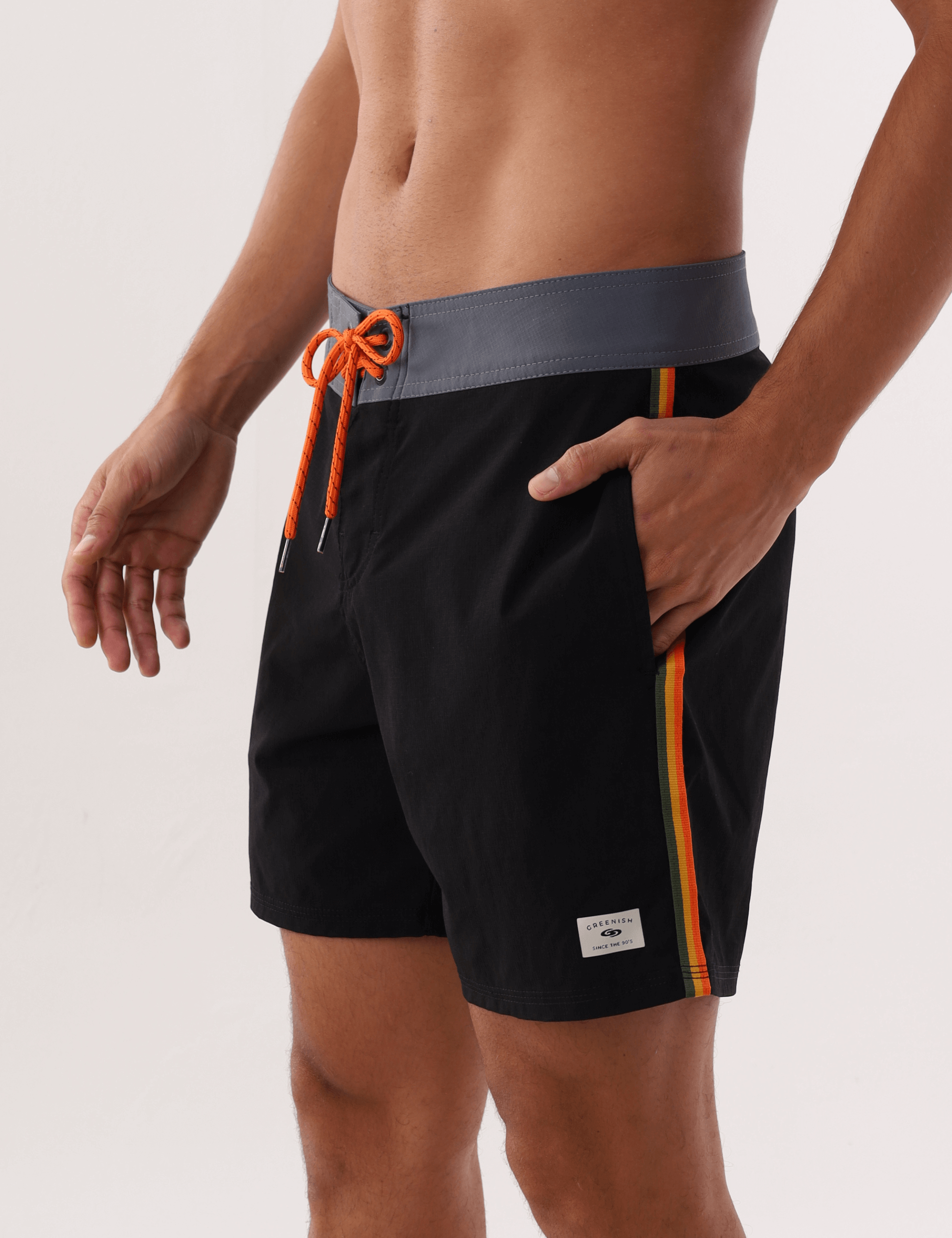 Bermuda masculina preta Boardwalk Outline Outside da marca Greenish, com listras coloridas e cordão ajustável, estilo casual e confortável.