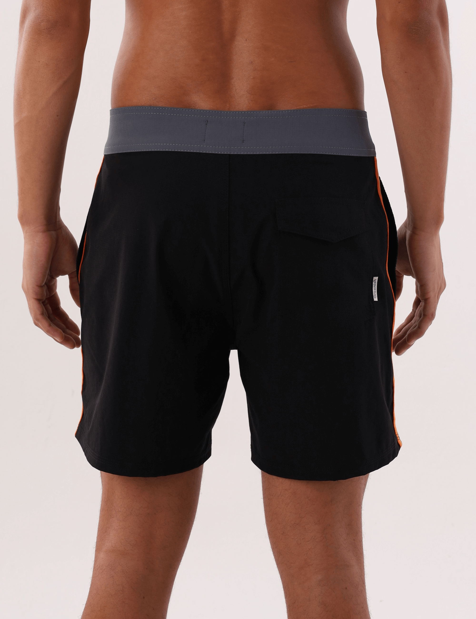 Shorts Boardwalk Outline Outside Preto da Greenish, vista traseira, com design moderno e confortável para atividades ao ar livre.