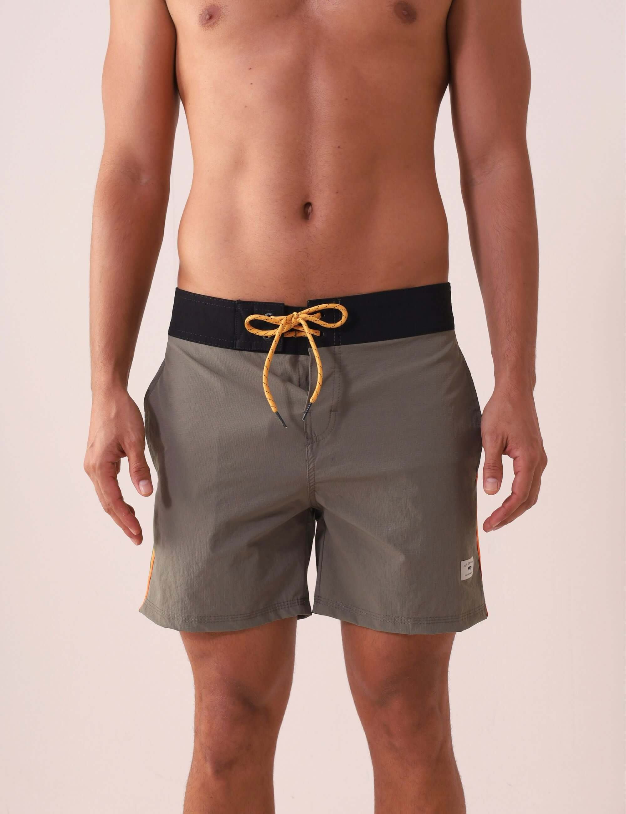 Boardwalk Outline Outside - Verde, shorts Greenish com cinturão anatômico e bolso moderno, ideal para esportes e uso diário.