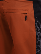 Bermuda Amarelo Greenish com textura lateral de sal, conforto e estilo para look litorâneo. Ideal para dias ativos.