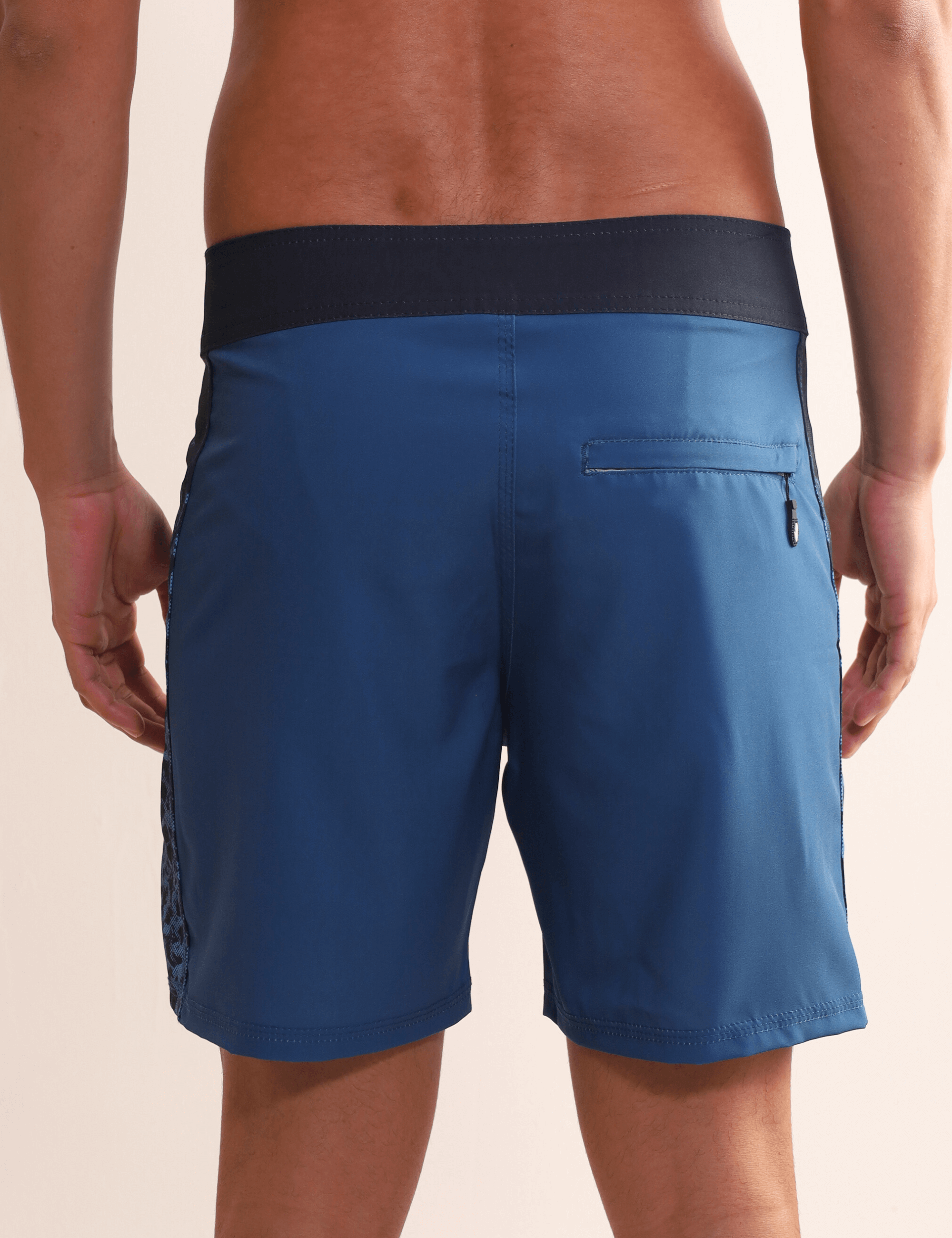 Sunga azul com textura lateral e detalhe confortável da marca Greenish, ideal para um visual litorâneo e ativo.