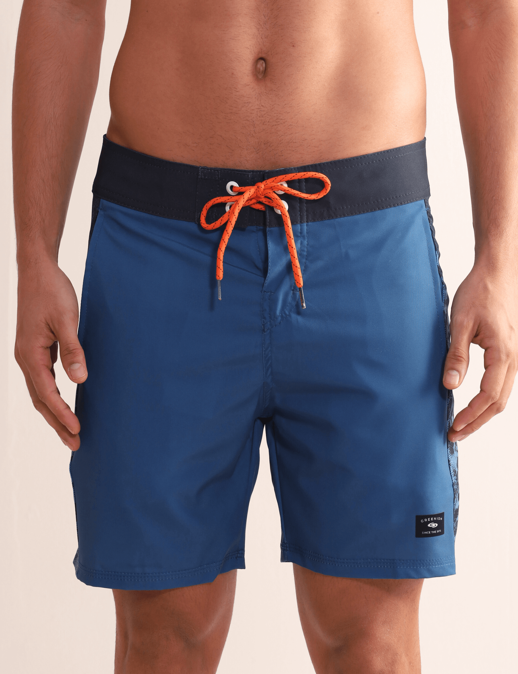 Bermuda Boardwalk Salt Water Texture Azul da Greenish com detalhe lateral, ideal para um look litorâneo e confortável.