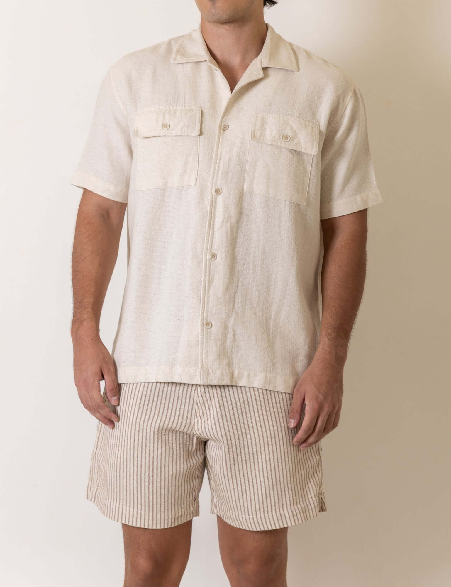 Camisa Botao Brisa - Natural da marca Greenish, camisa masculina de linho para estilo casual e conforto em dias quentes.