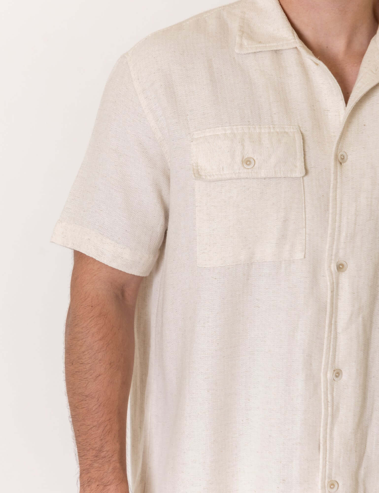 Camisa Botao Brisa - Natural da marca Greenish em close, com design em linho leve e cor clara, destacando seu estilo casual e fresco.