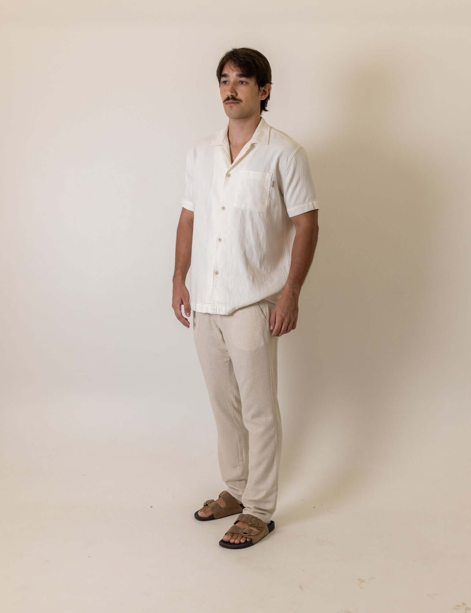 Camisa Botao High Tide - Off White da marca Greenish, camisa de botão casual estilo praia, ideal para um visual elegante e descontraído.