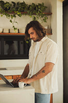 Homem usando a Camisa Botão Linho Listrado Oversized - Natural da Greenish em ambiente casual.