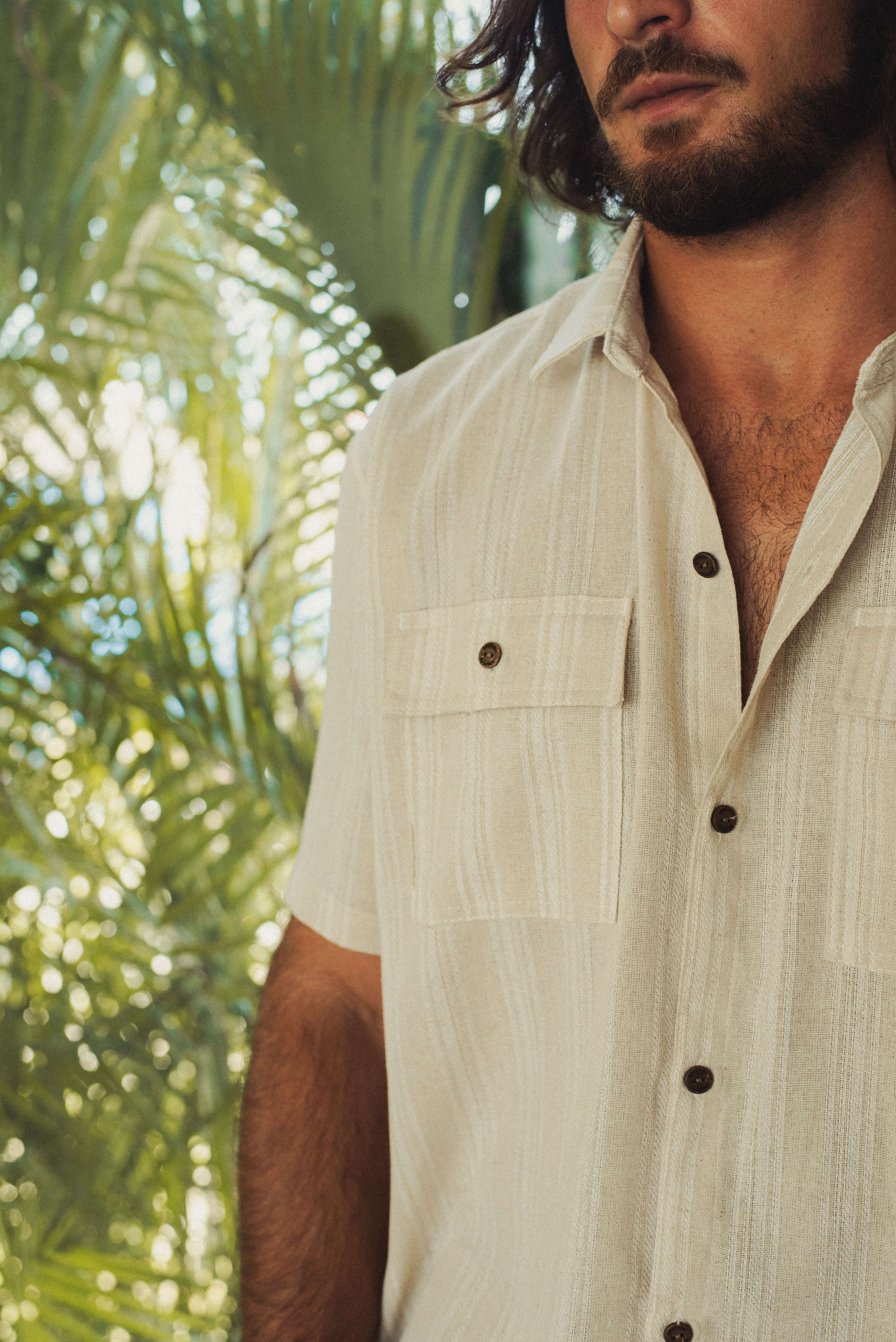 Camisa Botão Linho Listrado Oversized - Natural da Greenish, exibindo estilo utilitário e sofisticação em tecido de linho.