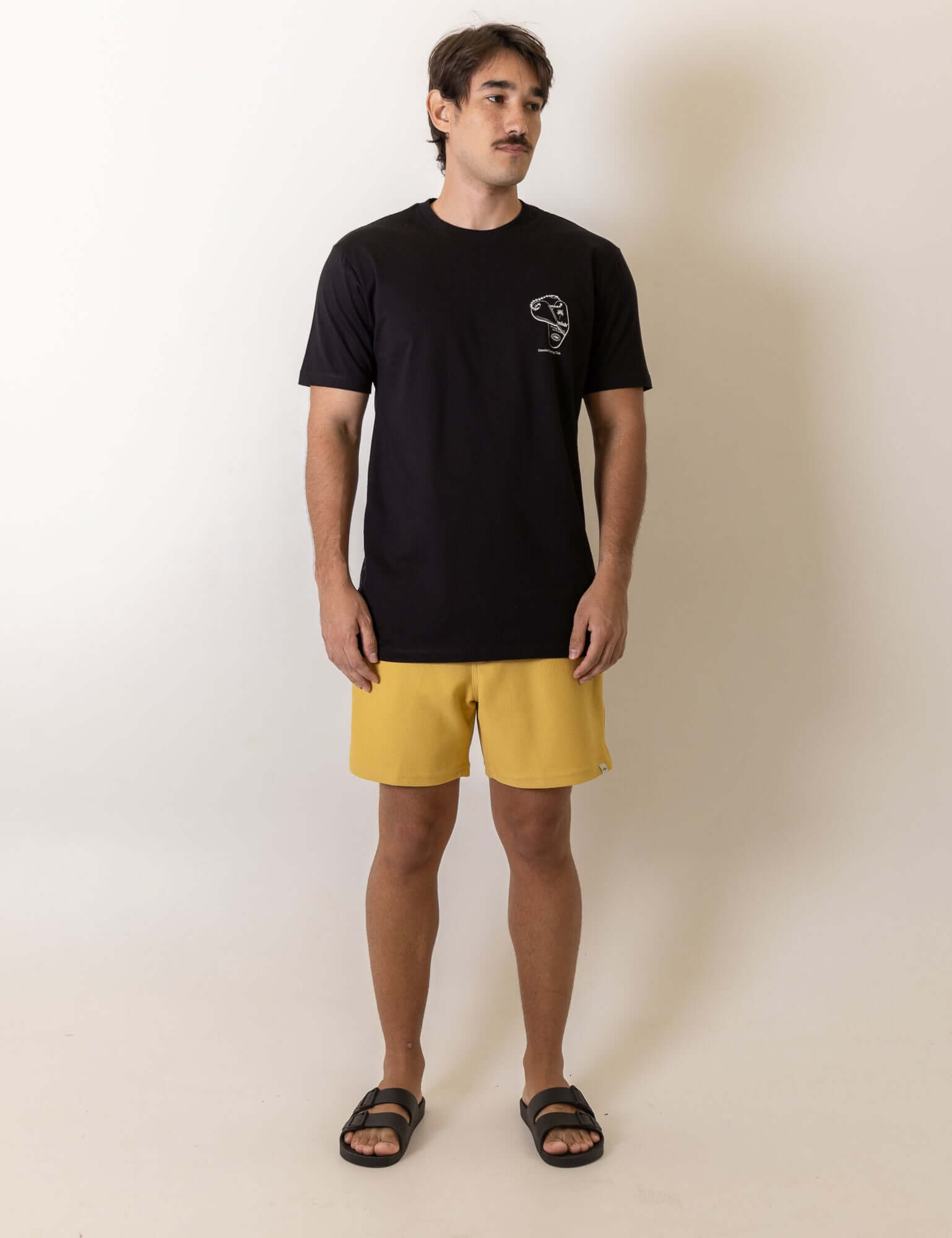 Modelo vestindo Camiseta Fin Key - Preto da Greenish, inspirada no lifestyle do surf, em algodão. Design vintage com bordado no peito.