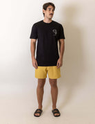 Modelo vestindo Camiseta Fin Key - Preto da Greenish, inspirada no lifestyle do surf, em algodão. Design vintage com bordado no peito.