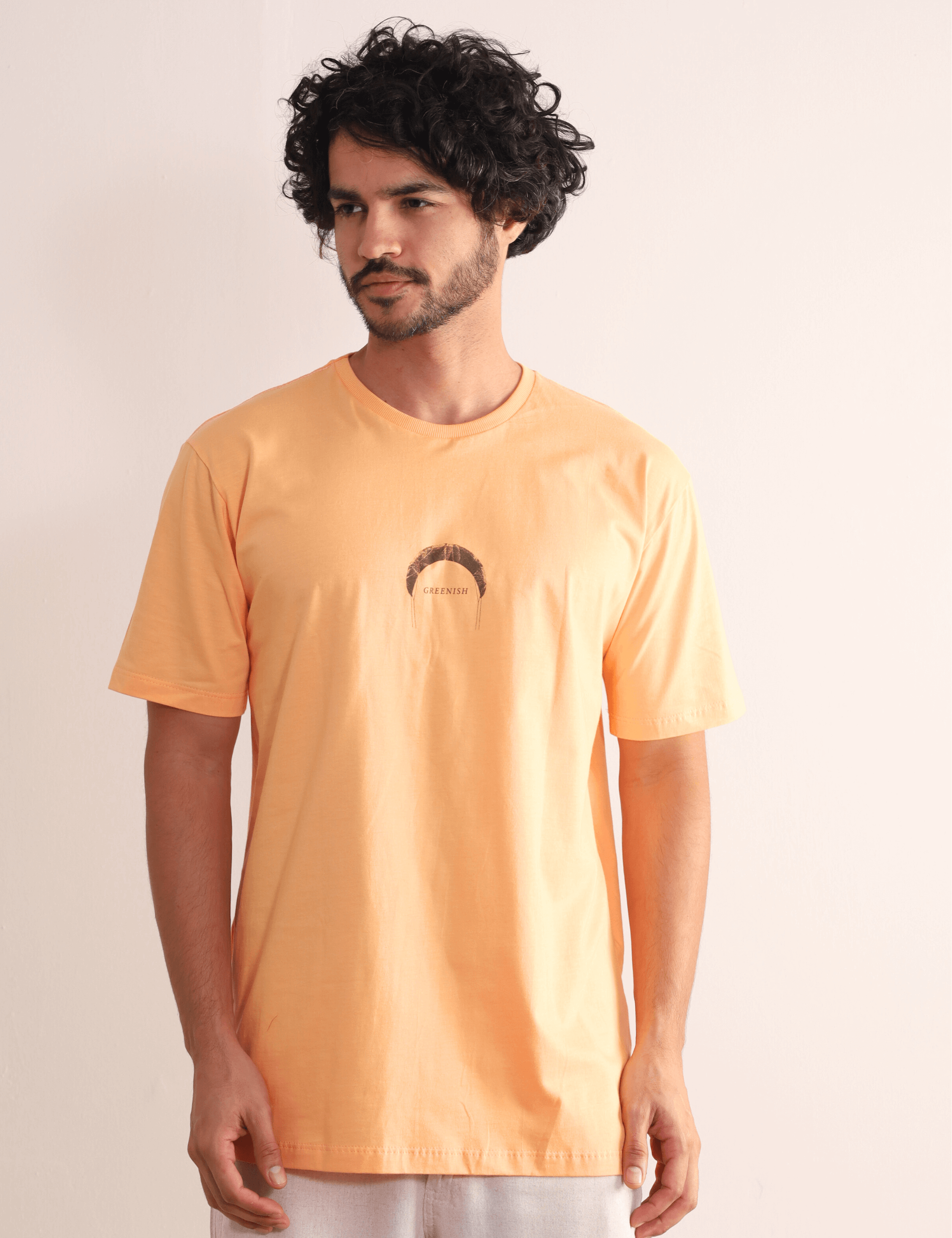 Homem vestindo Camiseta Find Out New Places Laranja da Greenish, com estampa minimalista, ideal para aventuras ao ar livre e viagens.