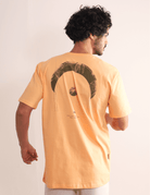 Camiseta laranja Greenish Find Out New Places, estampa kite nas costas, ideal para aventuras ao ar livre e dias de praia.
