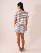 Mulher usando a CAMISETA NAUTIC - OFF WHITE da Greenish, maxi camiseta listrada de cânhamo e algodão, estilo casual e confortável.