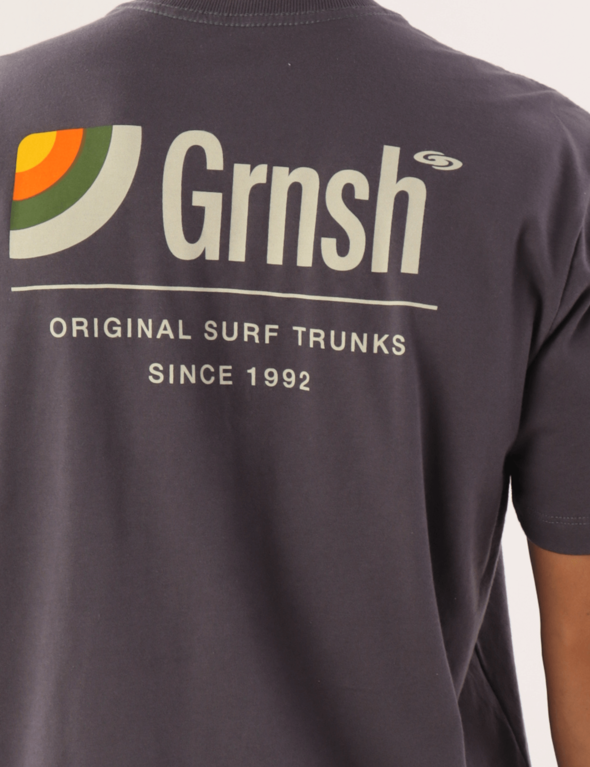 Camiseta Greenish Original Surf Trunks Serie I em grafite, destacando o estilo surf e a marca desde 1992. Perfeita para amantes do mar.