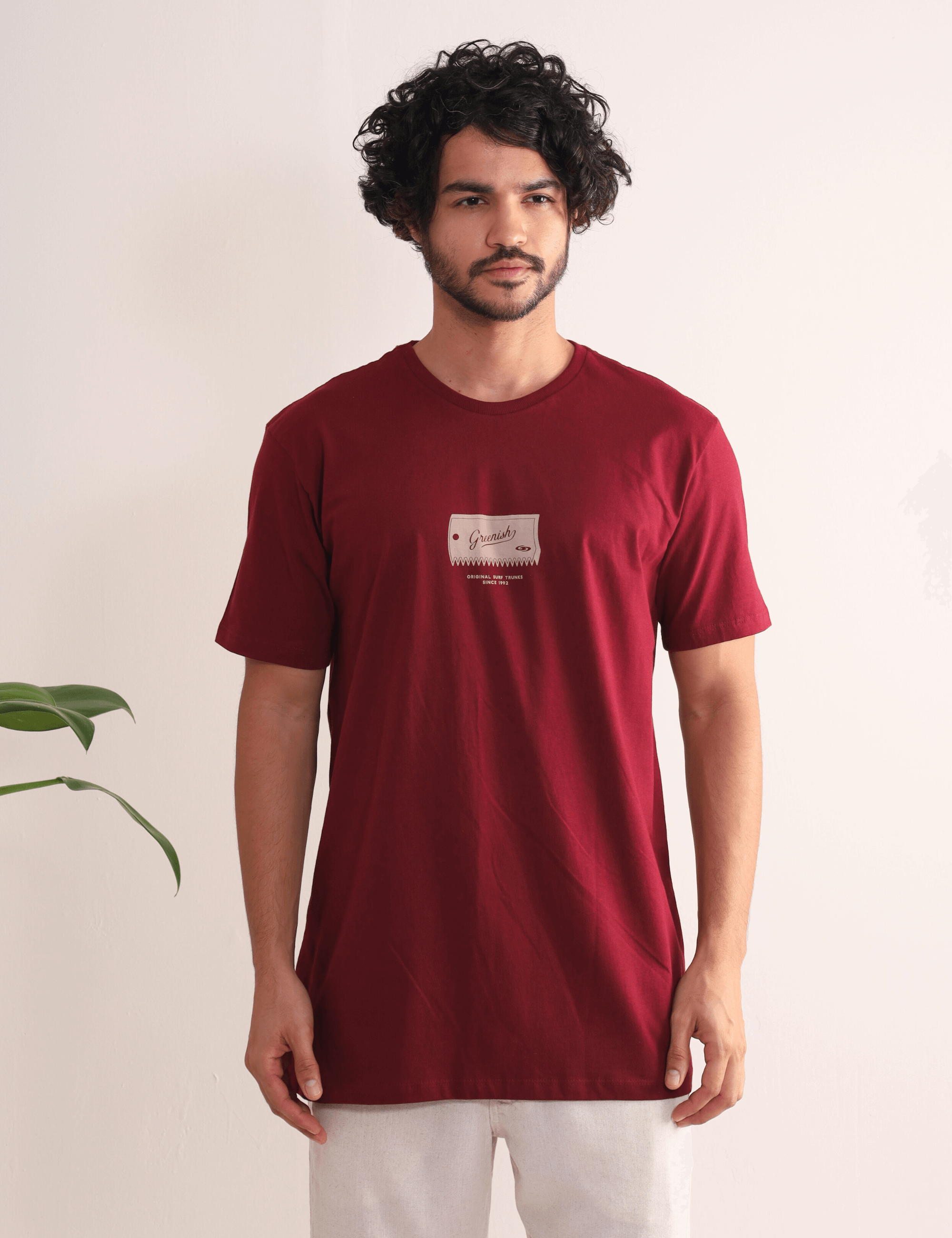 Camiseta masculina Greenish Surfboard Wax Scraper, com estampa de surf, cor bordo, caimento confortável e toque macio.