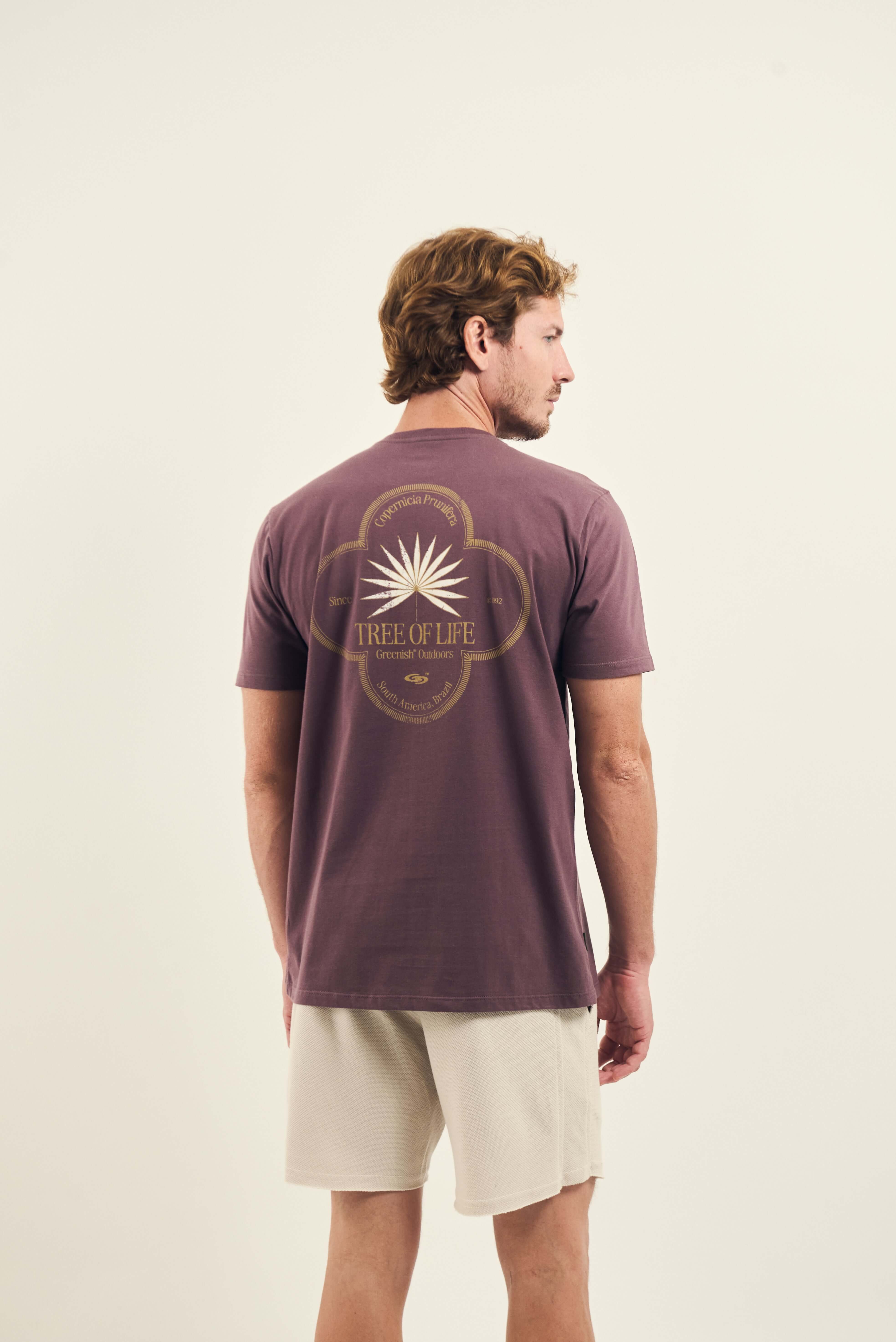 Homem vestindo Camiseta Tree of Life - Açaí da marca Greenish com design de árvore das costas.