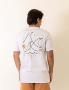 Camiseta Wave Lines - Branco da marca Greenish com design de ondas e palmeiras, vista traseira.