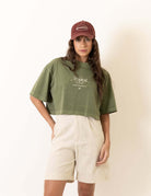 Greenish Cropped Oversized Stone Tropical Club - Verde, camiseta estilosa com estampa "Tropical Club" e toque vintage macio.